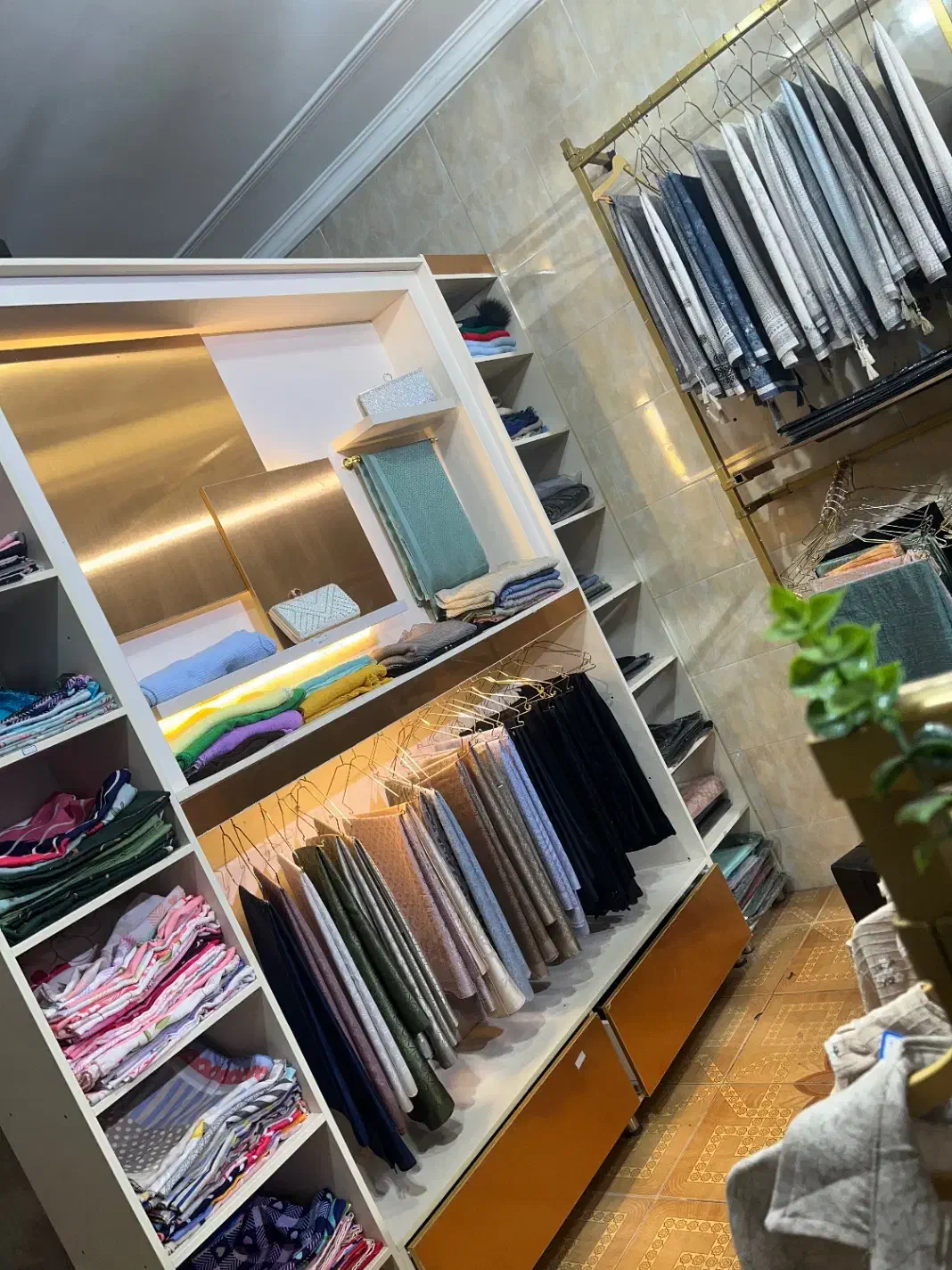 فروش دکورکامل مغازه شال و روسری ولباس|فروشگاه و مغازه|ماهان, |دیوار