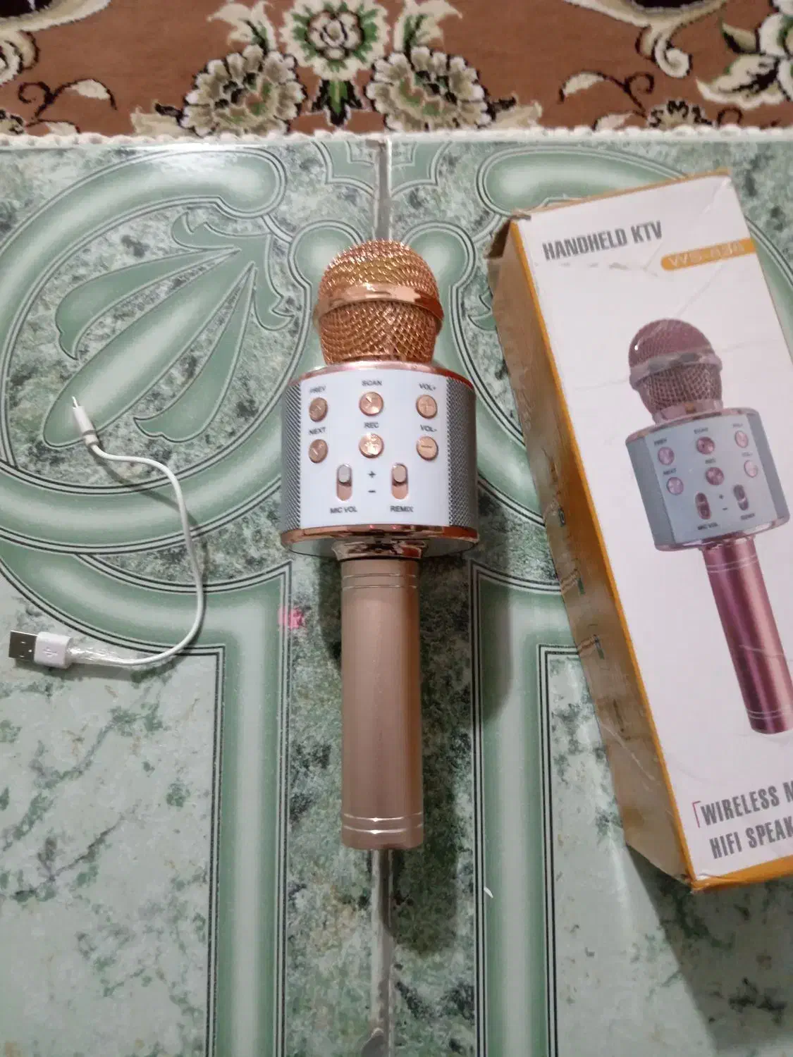 یک عدد اسپیکر|پخش‌کننده همراه|ایوان, |دیوار