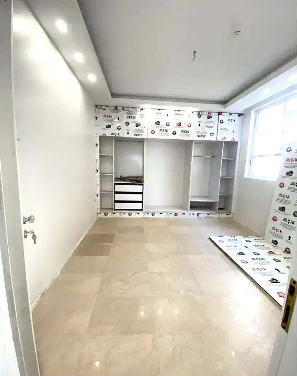 ۱۵۰ متر / خطی روبه آفتاب/سالن بزرگ-طبقه۱و۵