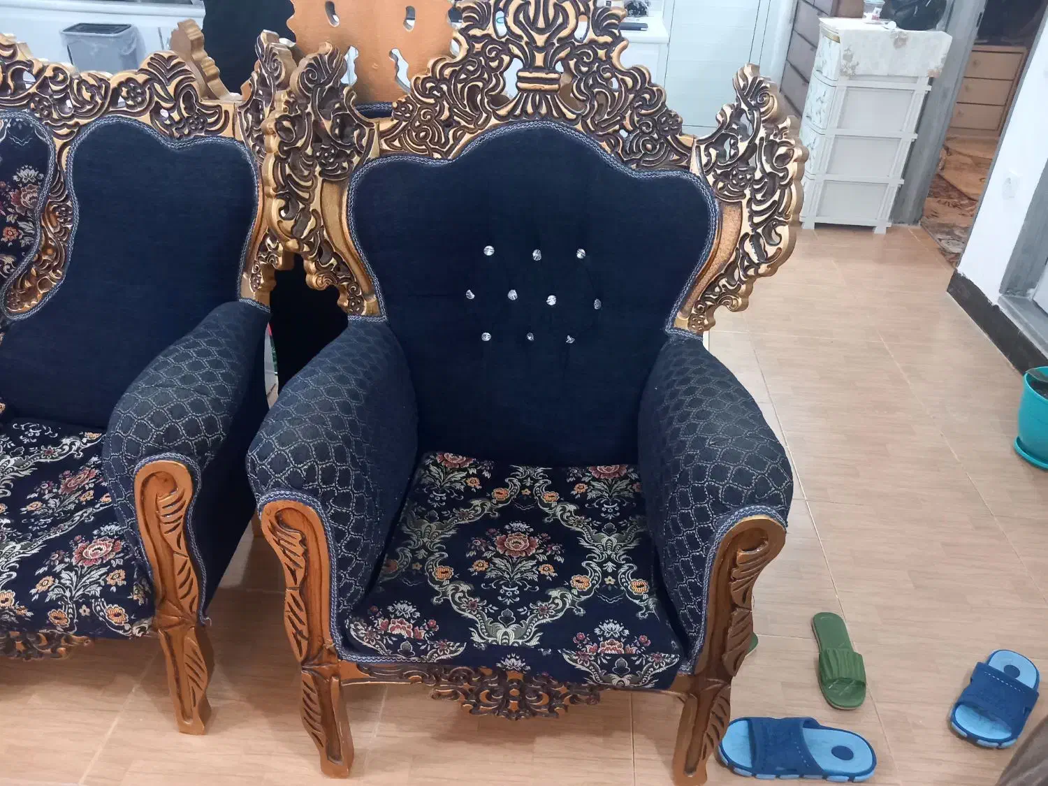 مبل پنج نفره سلطنتی به همراه 3 عدد میز عسلی|مبلمان خانگی و میز عسلی|لشت نشا, |دیوار