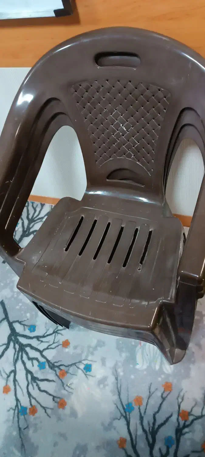 فروش چهار عدد صندلی پلاستیکی سالم بزرگ‌|میز و صندلی غذاخوری|بوشهر, |دیوار