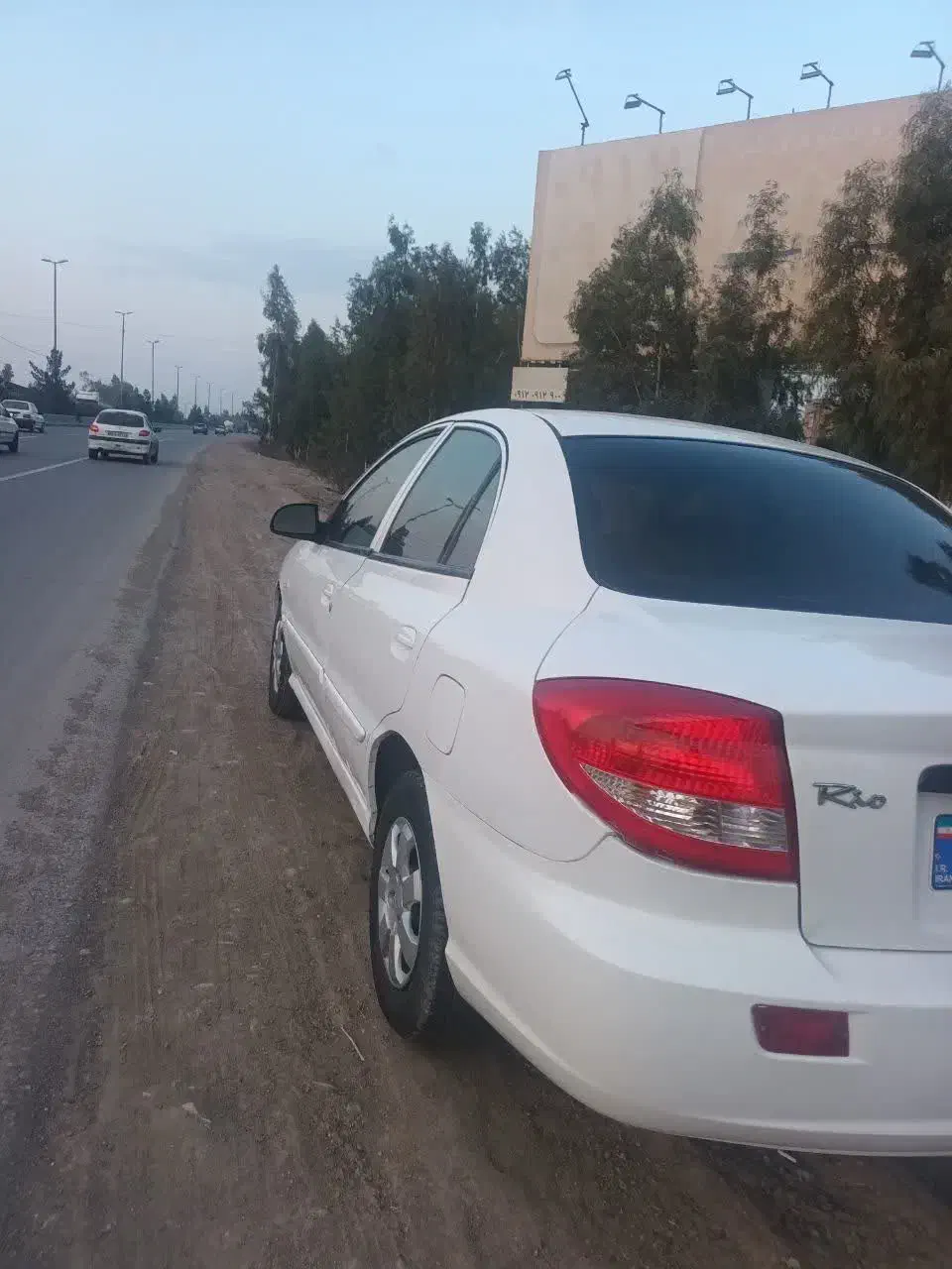 کیا ریو|خودرو سواری و وانت|قم, کوه سفید|دیوار