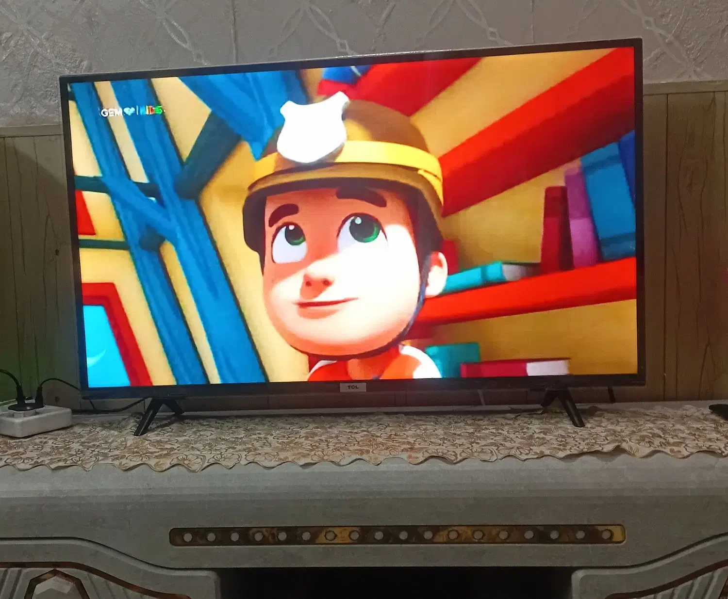 تلوزیون ال ایی دی ۴۳ اینج باصفحه ی محافظ درحدآک|تلویزیون و پروژکتور|کاشان, غربت|دیوار