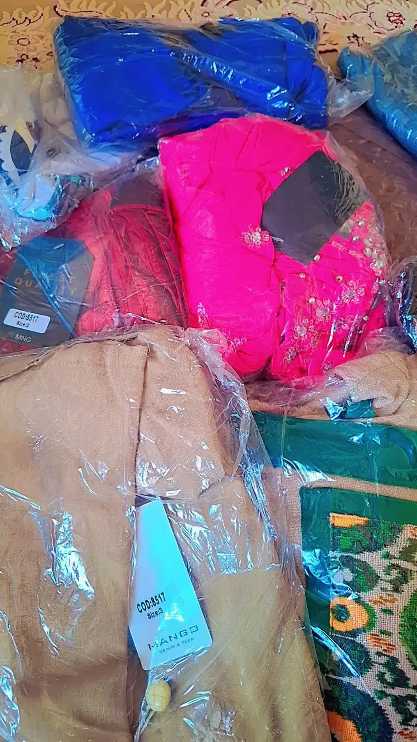 تعدادی لباس نو|لباس|مشکین‌دشت, |دیوار