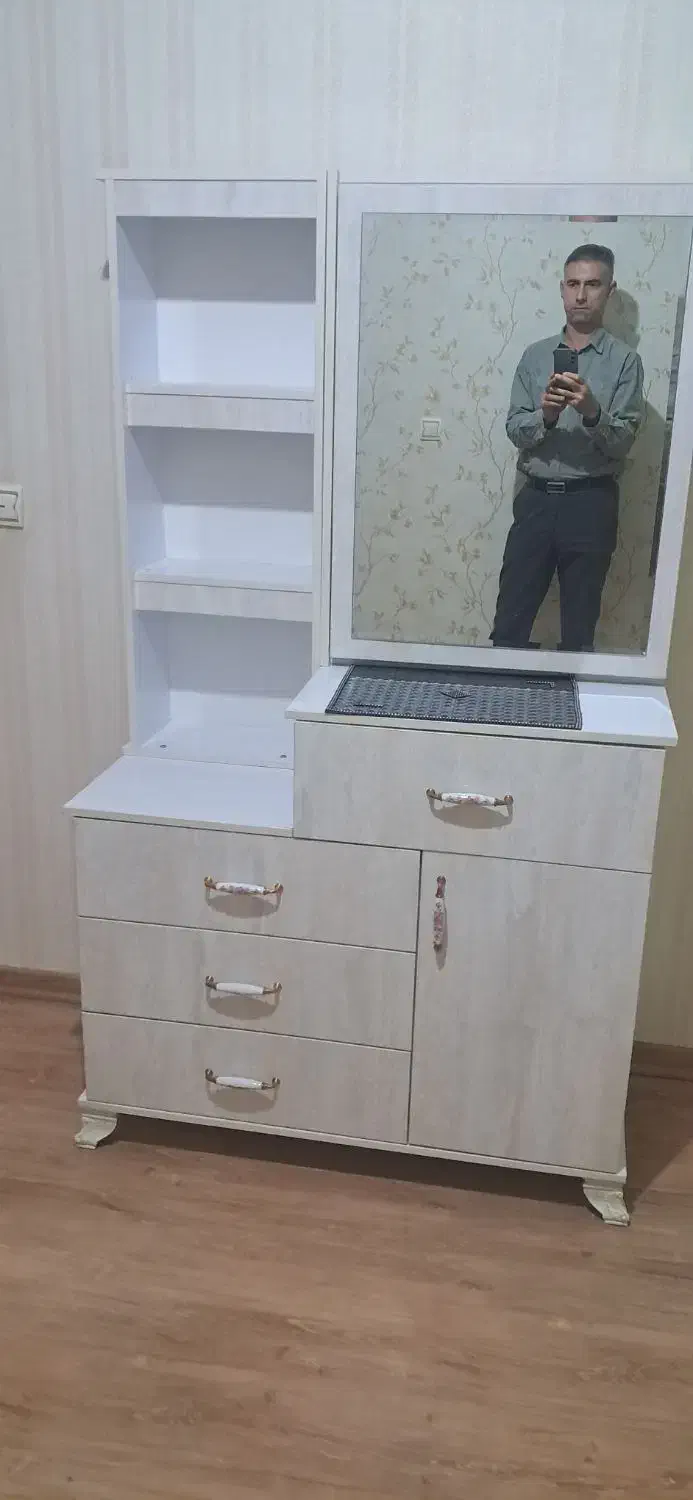 کمد ، میز آرایش ،میز تحریر ، بوفه و صندکی کودک|اسباب و اثاث بچه|ارومیه, |دیوار