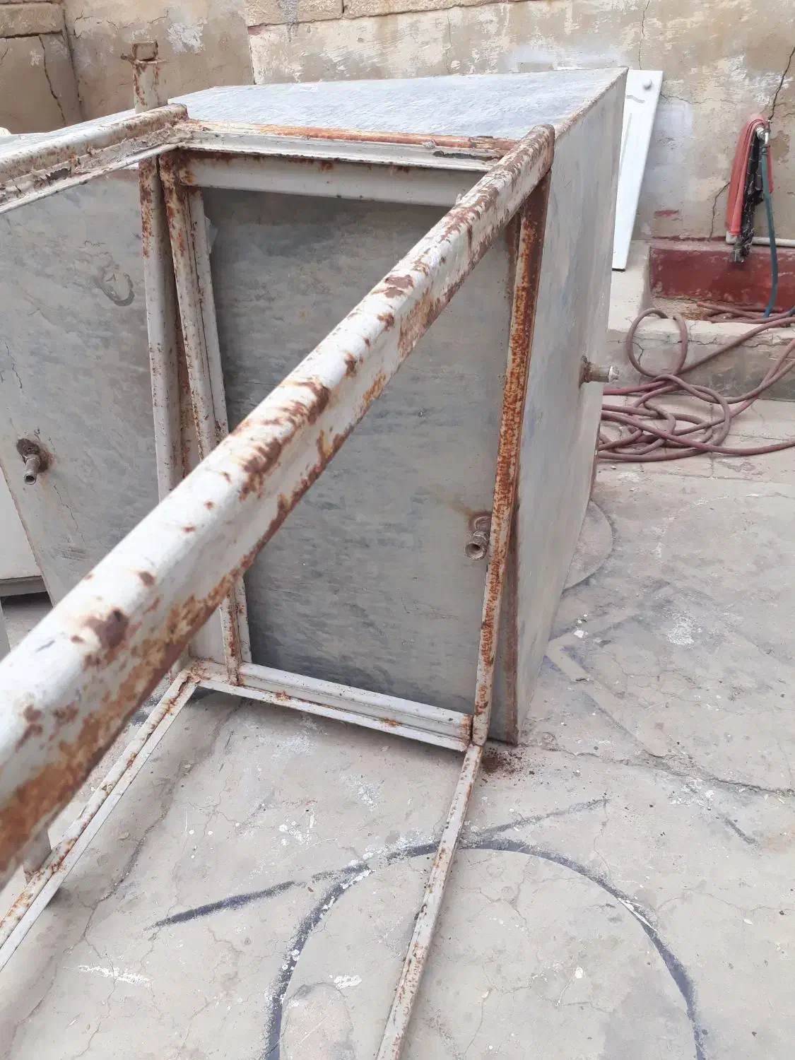 منبع بزرگ دوهزارلیتری ونورگیراهنی|مصالح و تجهیزات ساختمان|بهبهان, |دیوار