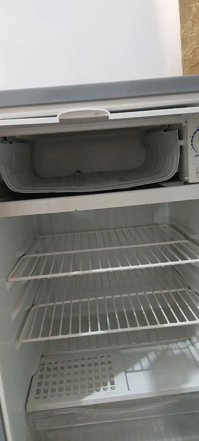 یخچال ایستکول سایز کوچک کاملا تمیز و سالم|یخچال و فریزر|چمران, |دیوار