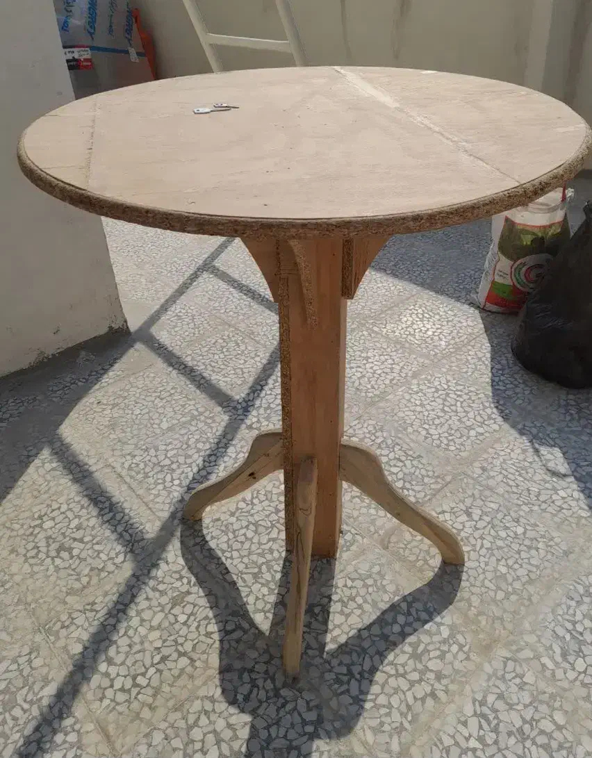 میز گرد|میز و صندلی غذاخوری|اصفهان, خواجه عمید|دیوار