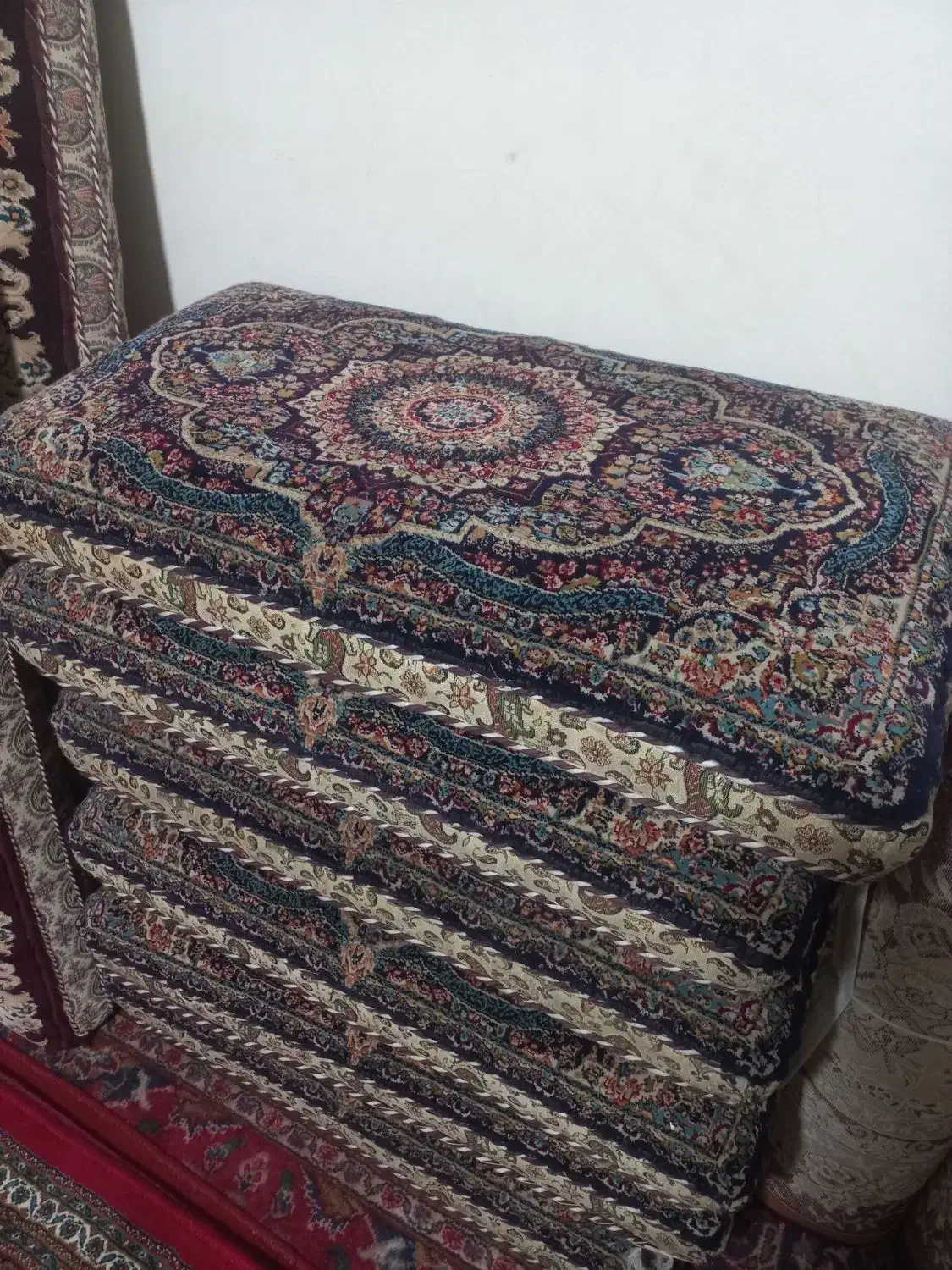 ۱فرش۸ عدد پشتی یک دست در حد نو۷۰۰شانه|پشتی|بزینه رود, |دیوار