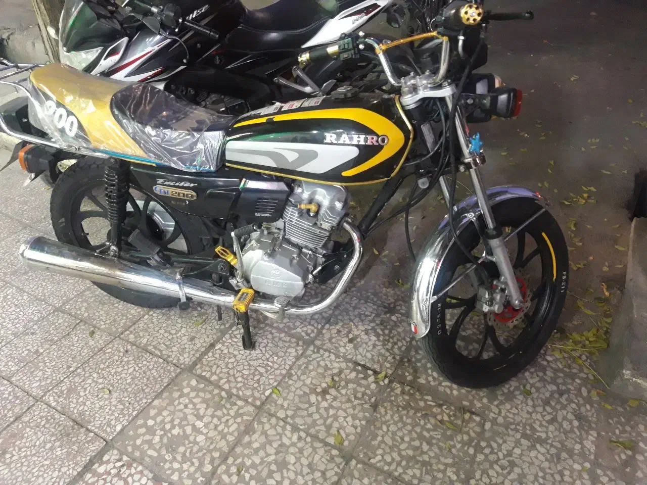 موتور ۲۰۰|موتورسیکلت|قم, چهل درخت‎|دیوار