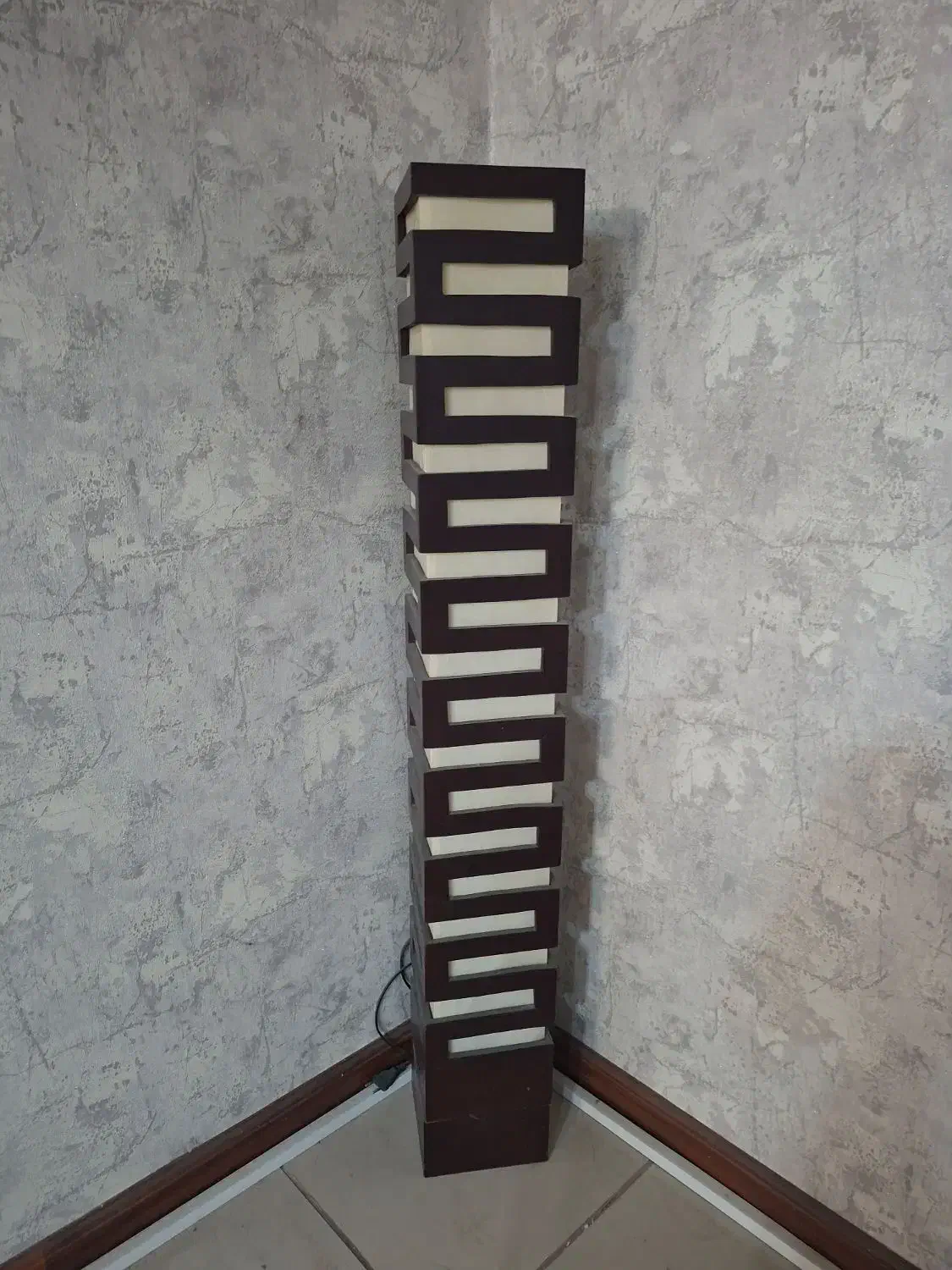 آباژور ایستاده چوبی|چراغ خواب و آباژور|شیراز, فرهنگ شهر|دیوار