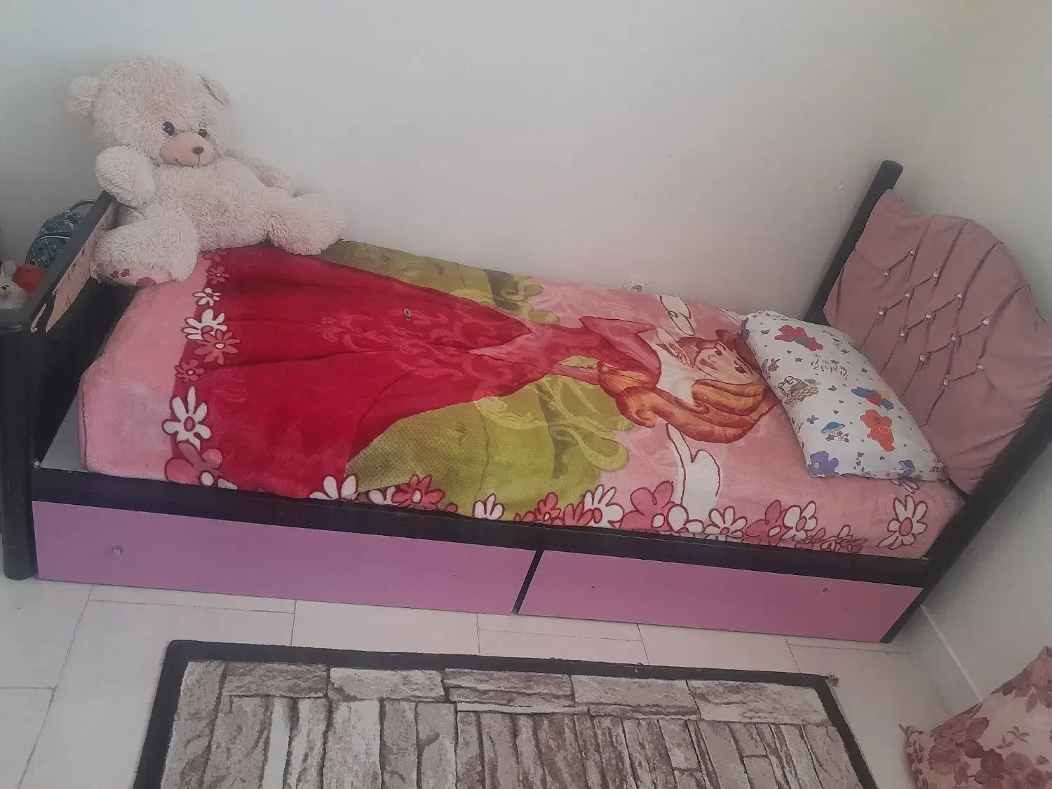 تخت آهنی یک نفره سالم با تشک و میز توالت و پاتختی|تخت و سرویس خواب|هشتگرد, فاز ۷ مهستان|دیوار