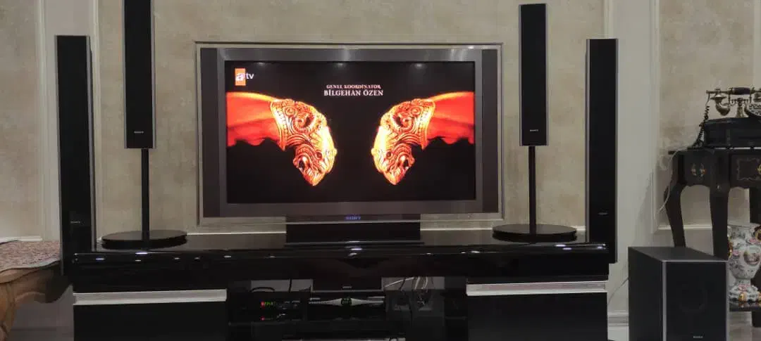 تلویزیون سونی با سینما خانگی و میز تلویزیون|تلویزیون و پروژکتور|اردبیل, |دیوار