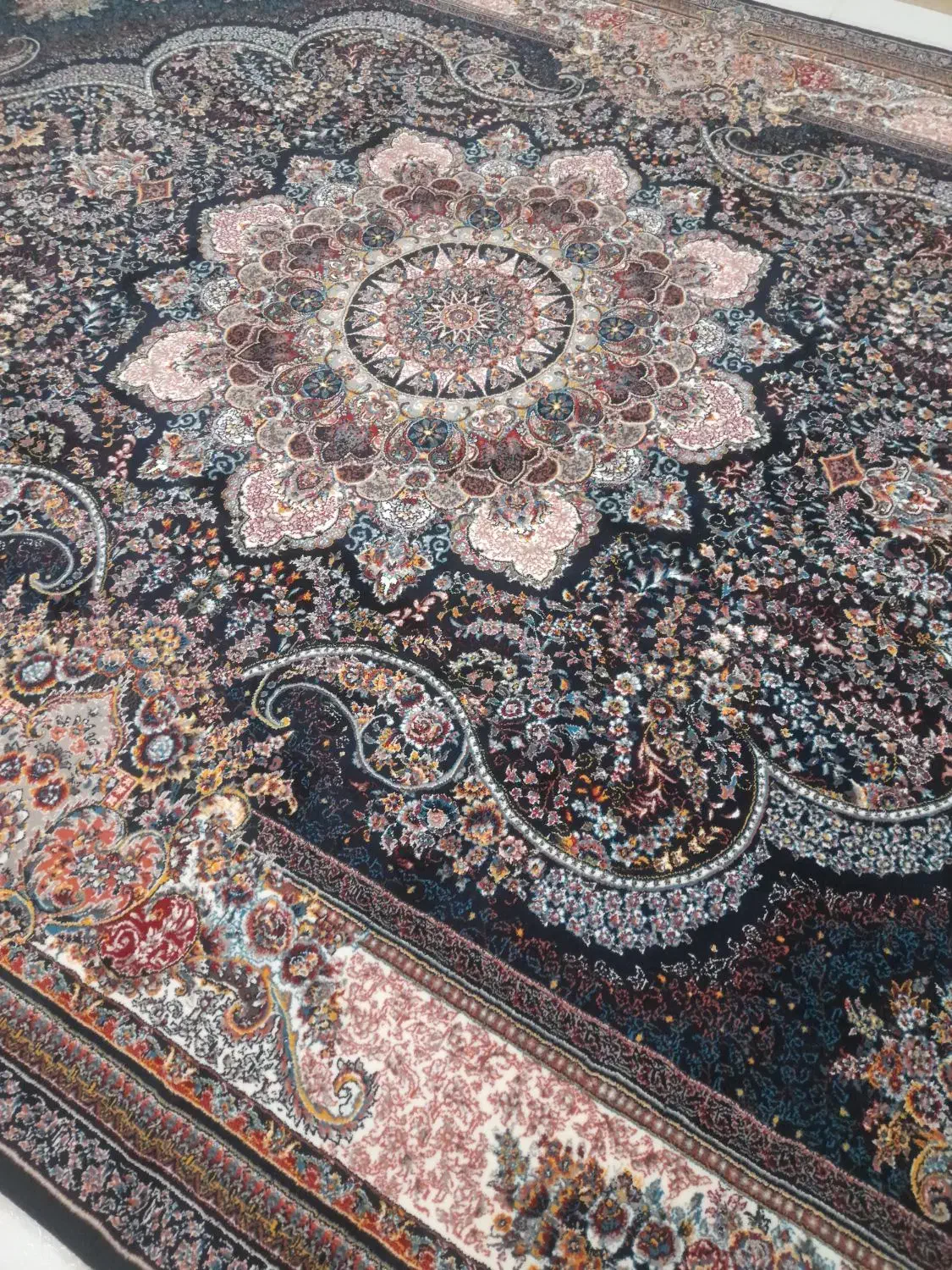 یک عدد فرش ۹متری نو ۷۰۰شانه سورمه ایی|فرش|قم, باسکول|دیوار