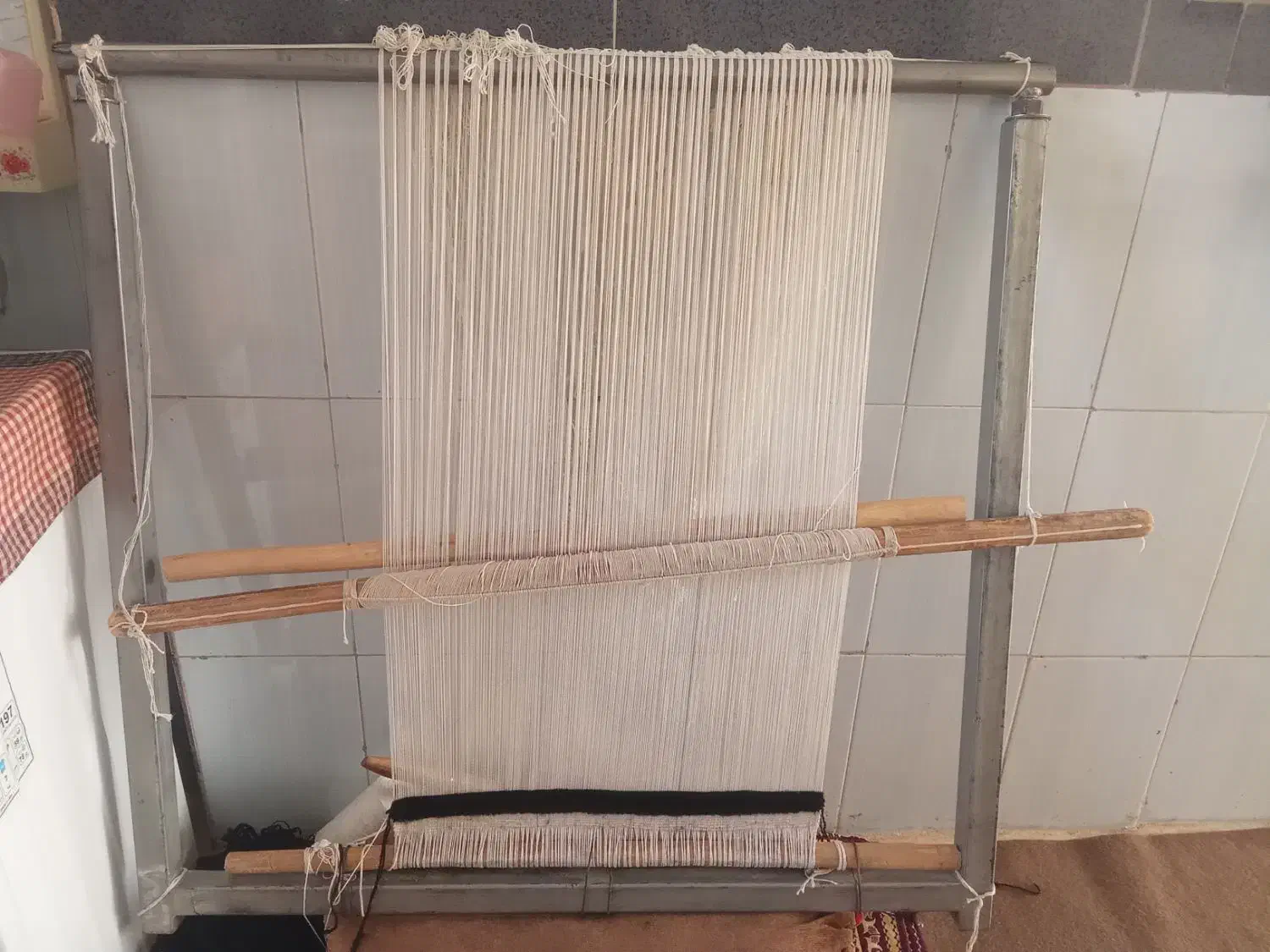 قالیچه با دار و مقداری نخ زیر رو و خامه|فرش|شاهین‌شهر, نبوت|دیوار