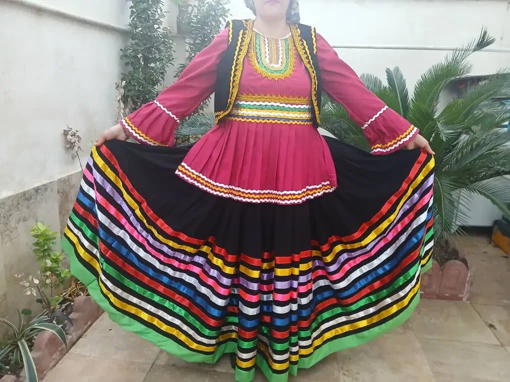 دوخت وفروش لباس محلی در رنگ بندی های شاد|لباس|سیاهکل, |دیوار