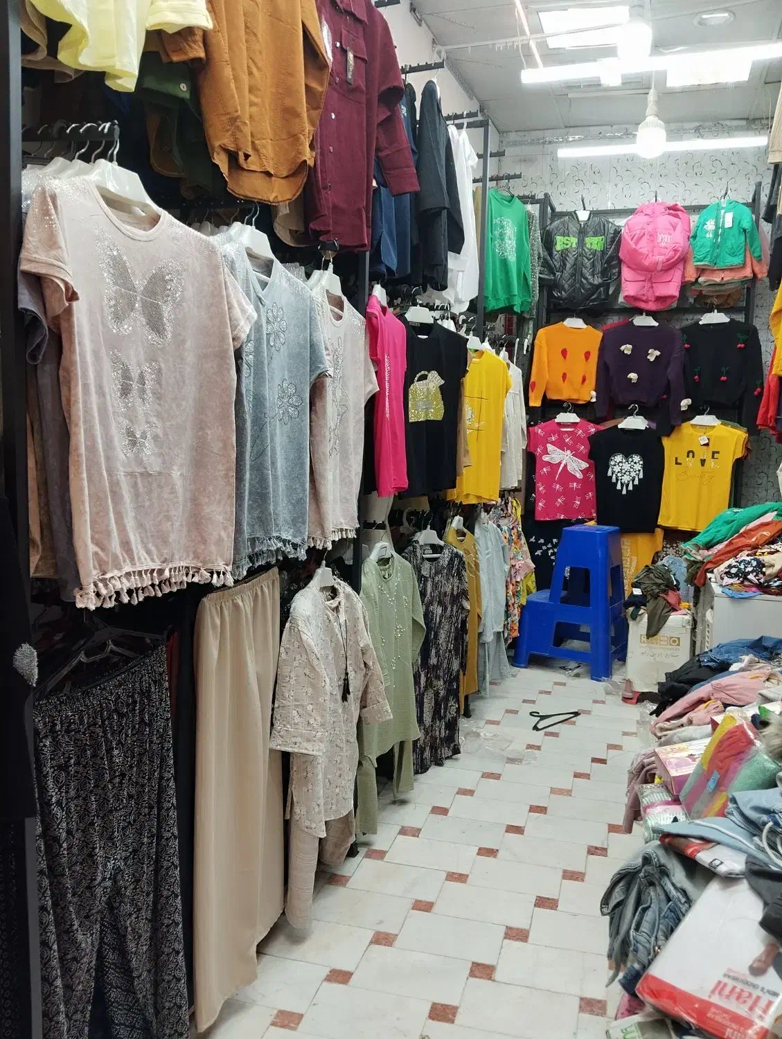 به فروشنده خانم با تجربه نیازمندیم|استخدام بازاریابی و فروش|مشهد, عیدگاه|دیوار