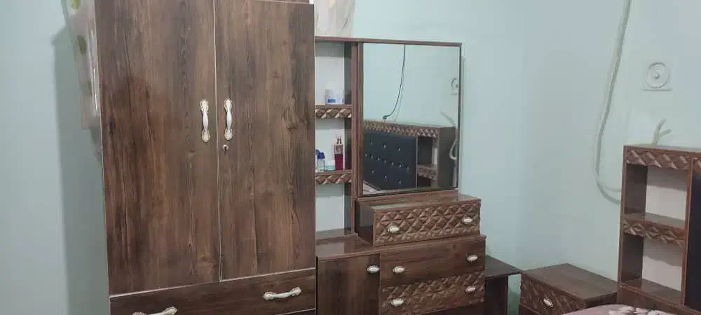 تخت خواب دو نفره و میز آرایش و دراور و میز پا تختی|تخت و سرویس خواب|بروجرد, |دیوار