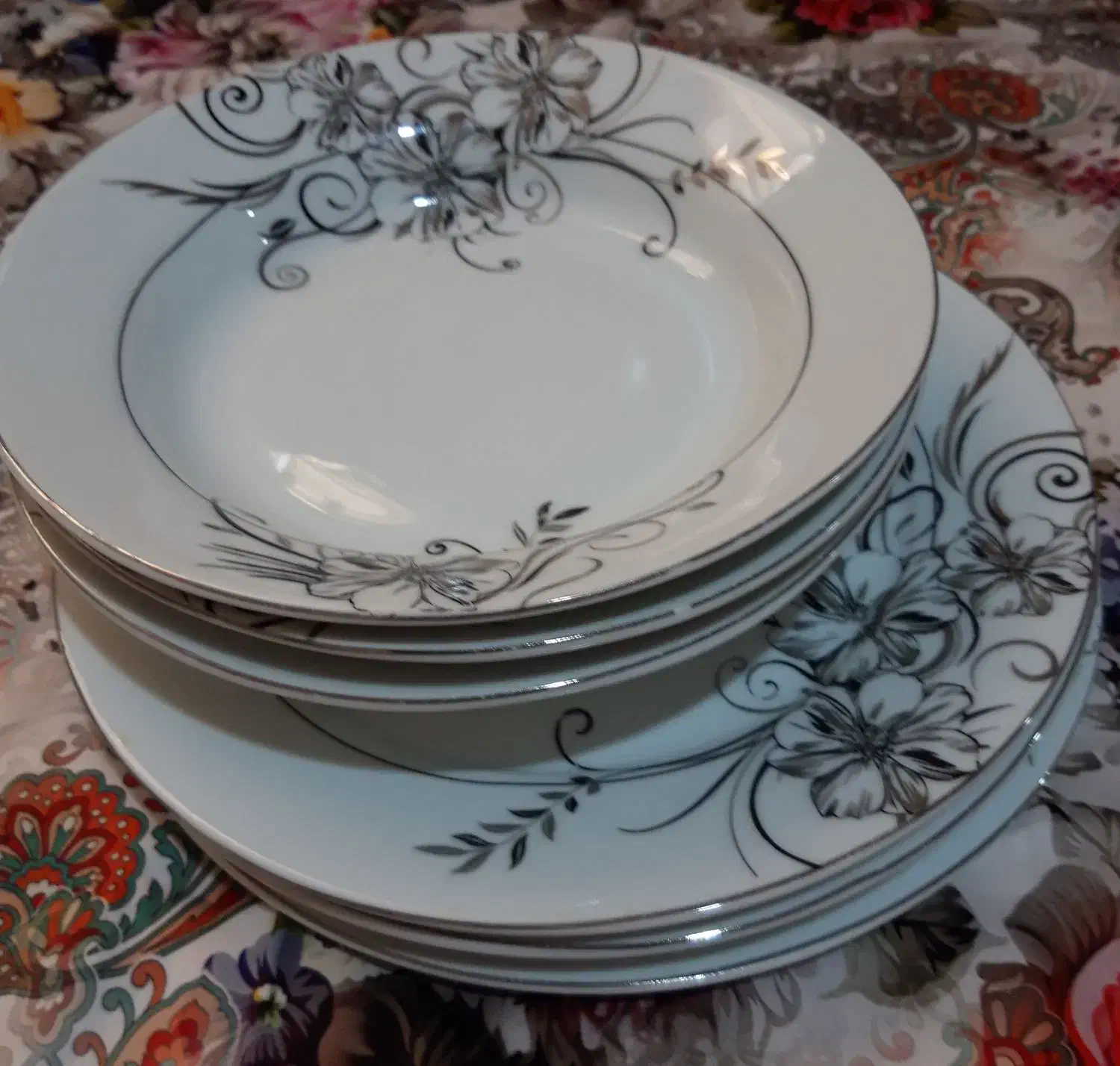 ۶ عدد بشقاب چینی گل مشکی نو|ظروف سرو و پذیرایی|مشهد, کوشش|دیوار