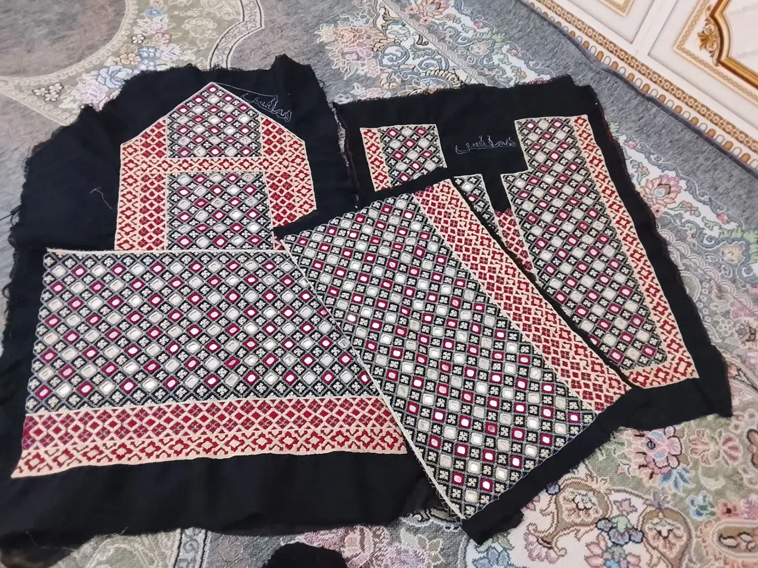 زی آستین هزار اینه|لباس|گنبکی, |دیوار