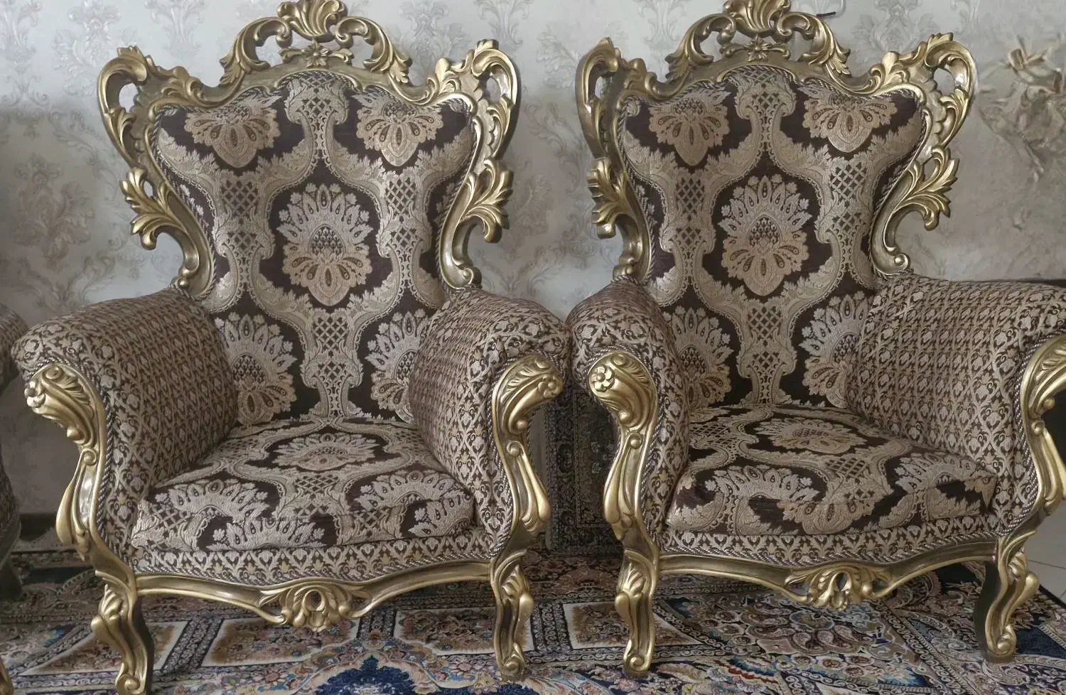 مبل ۹ نفره همراه با یک میز و دو تا میز عسلی|مبلمان خانگی و میز عسلی|برخوار, |دیوار