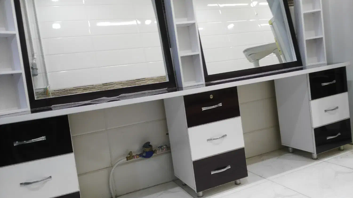 دکوراسیون آرایشگاه|آرایشگاه و سالن‌های زیبایی|سنندج, |دیوار