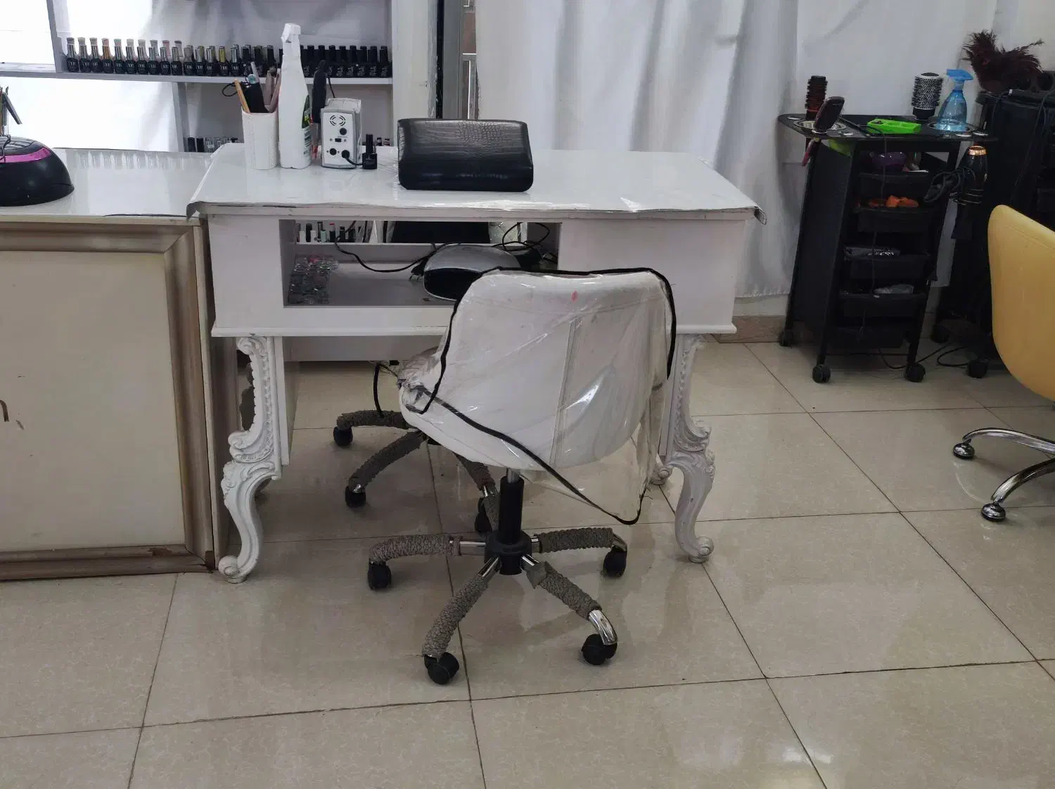 تجهیزات آرایشگاهی|آرایشگاه و سالنهای زیبایی|صحنه, |دیوار