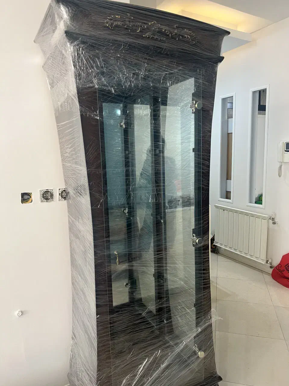 ویترین نو و سالم مناسب جهیزیه جنس چوب|بوفه، ویترین، کنسول|اصفهان, شاه پسند|دیوار