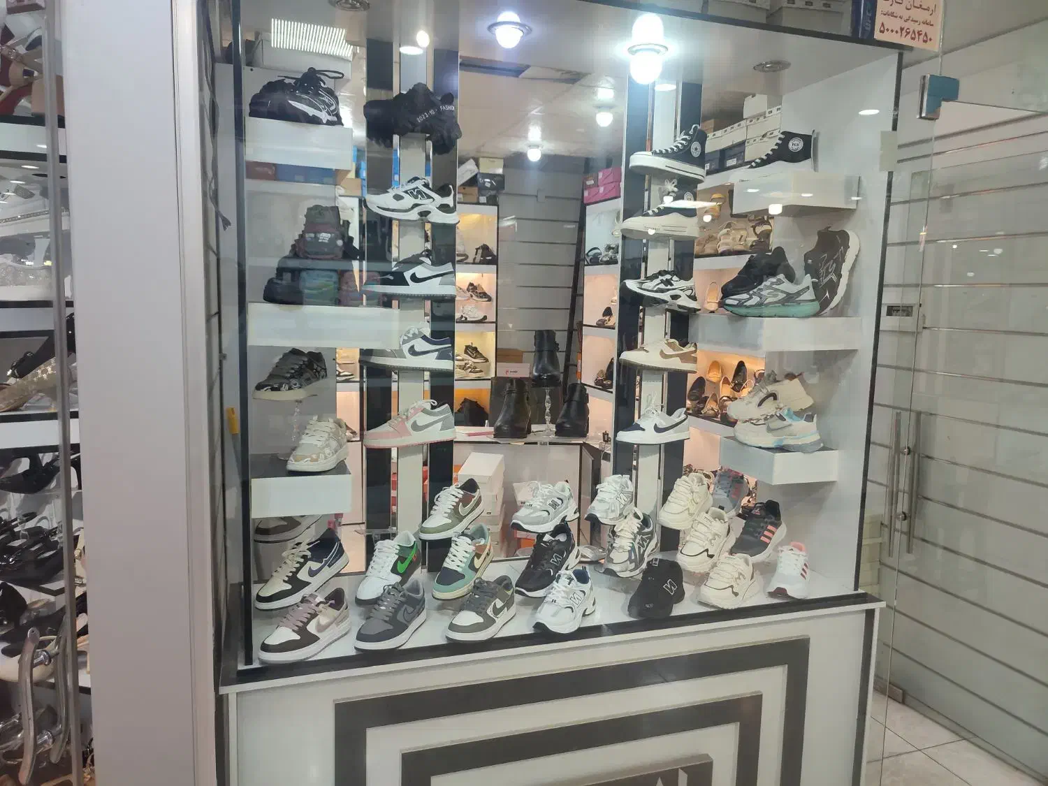فروش ویترین مغازه کفش فروشی|فروشگاه و مغازه|سیرجان, |دیوار