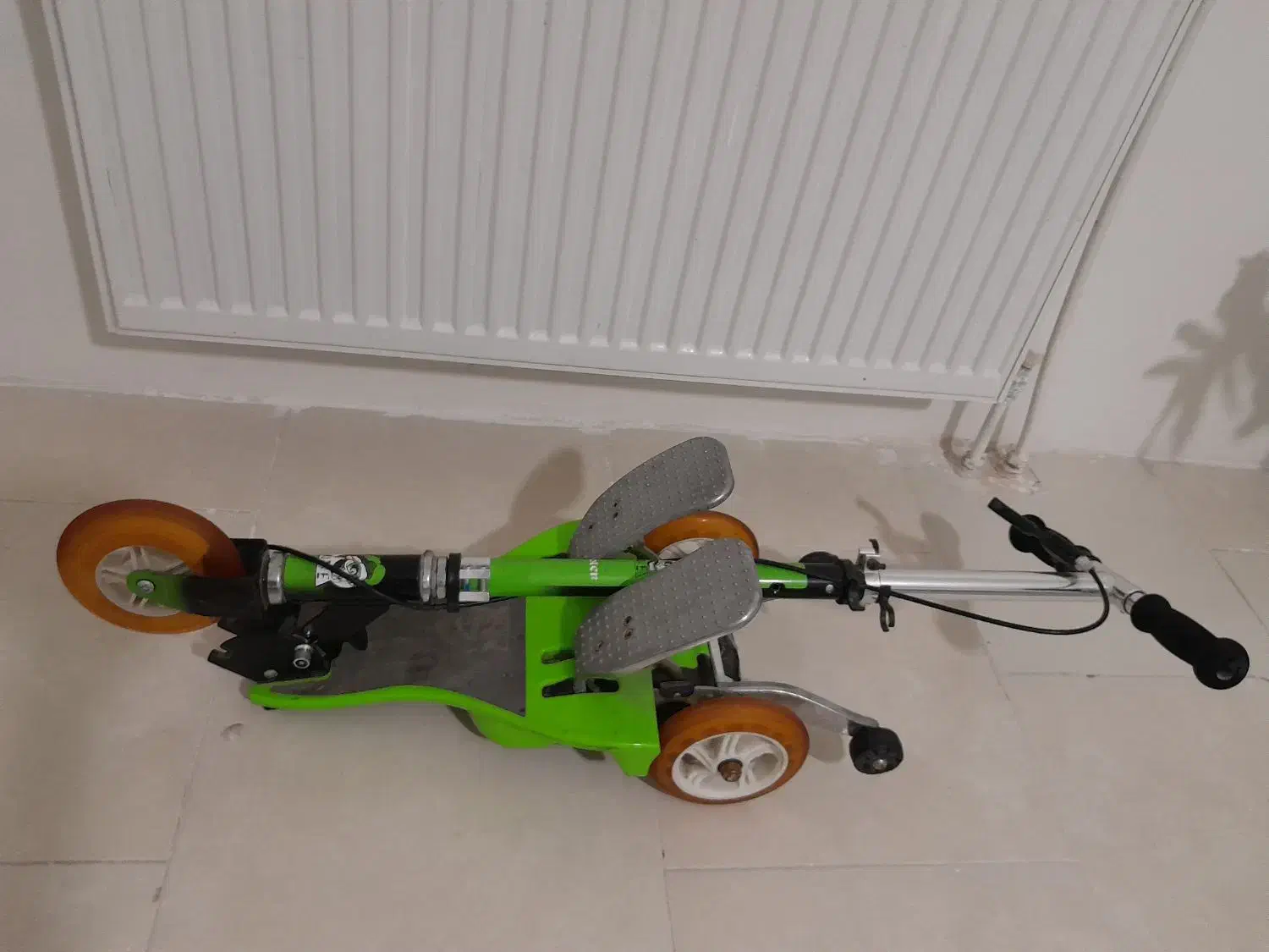 اسکوتر پدالی در حد نو|دوچرخه، اسکیت، اسکوتر|پرند, فاز ۶|دیوار