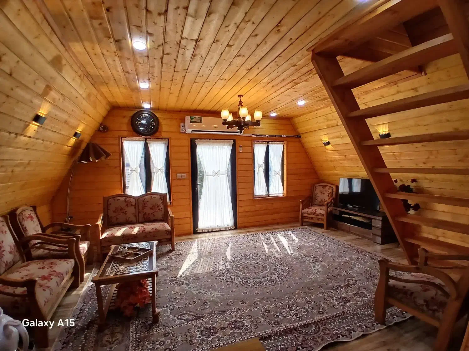 کلبه سوئیسی|اجارهٔ کوتاه‌مدت ویلا و باغ|لاهیجان, بازکیاگوراب|دیوار