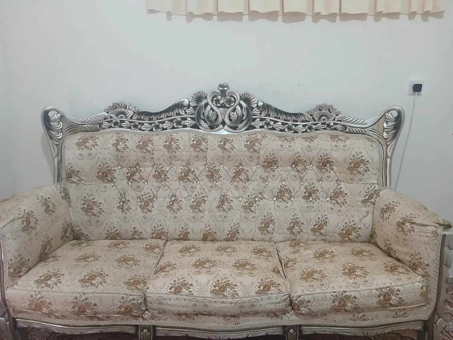 یک دست مبل سلطنتی ۹ نفر. چوب کامل ۷میلیون|مبلمان خانگی و میز عسلی|قم, شهرک مهدیه|دیوار