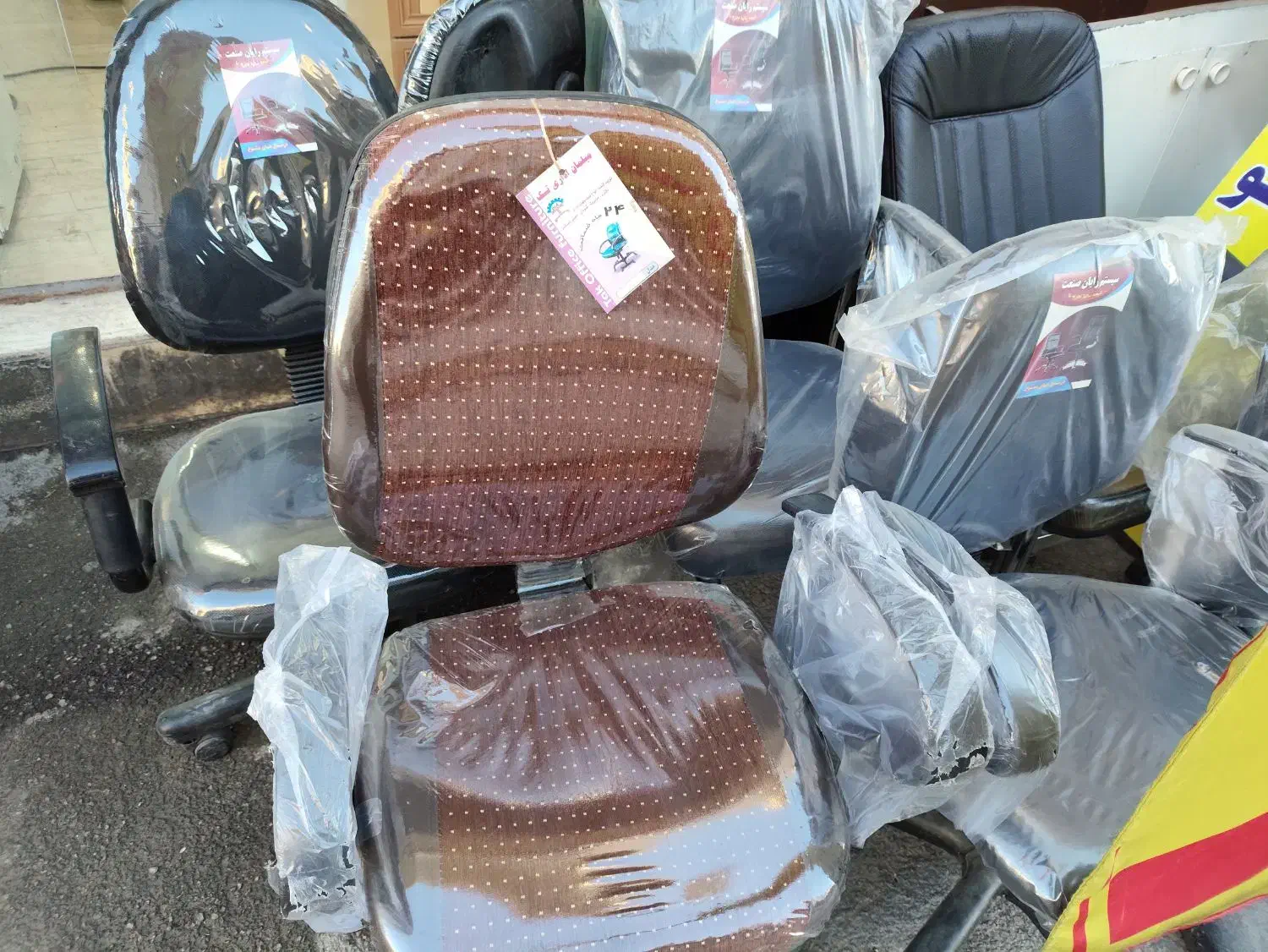 تعدادی صندلی اداری|مبلمان اداری|گلپایگان, |دیوار