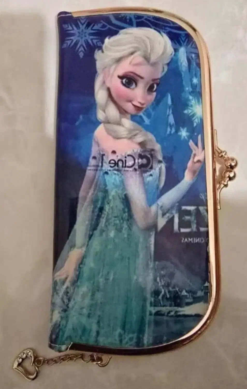 تعدادی وسیله|کیف، کفش، کمربند|اصفهان, بوستان ناژوان|دیوار