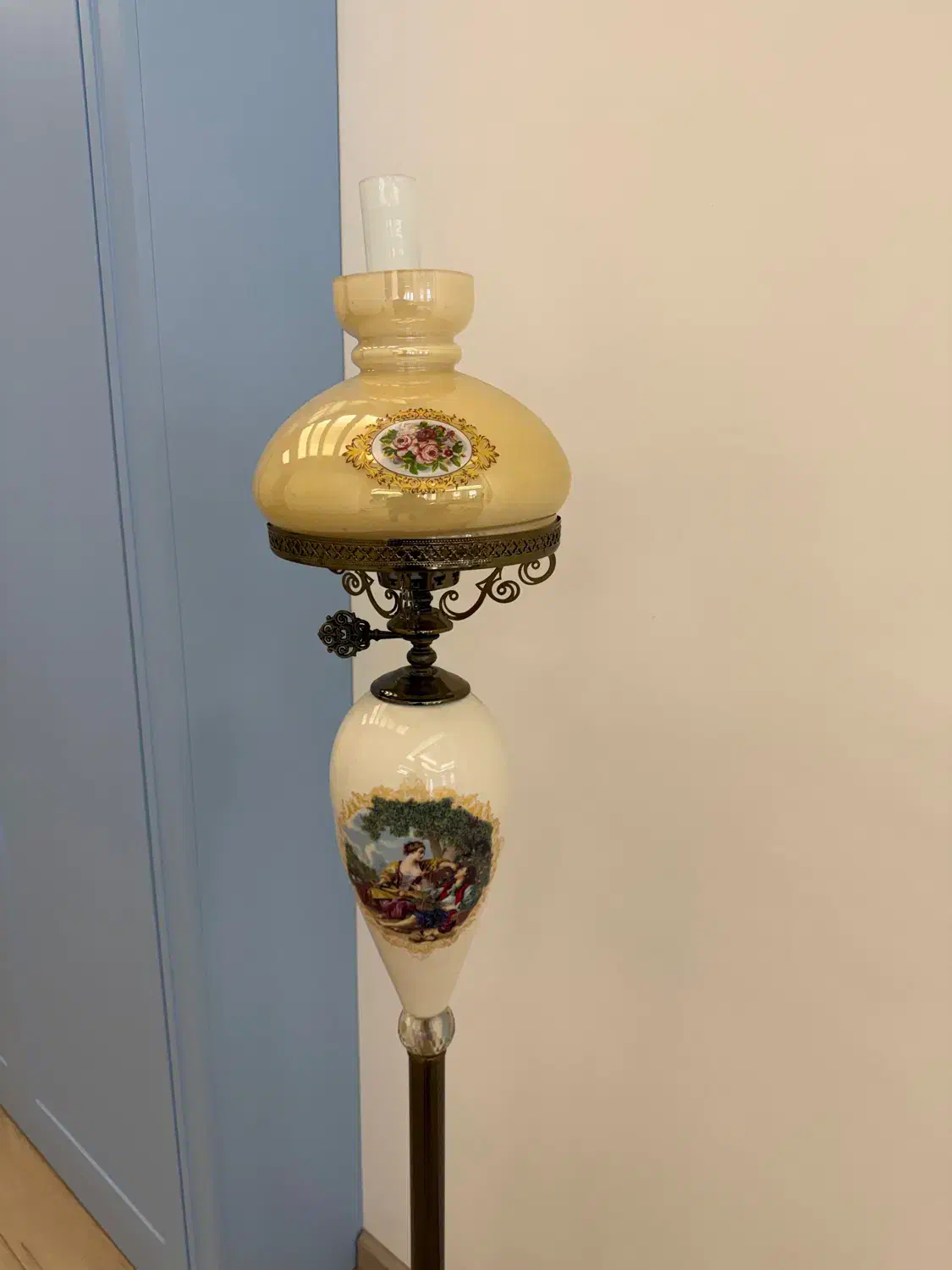 آباژور ایستاده کنار سالنی سلطنتی نو|چراغ خواب و آباژور|رشت, علی آباد|دیوار