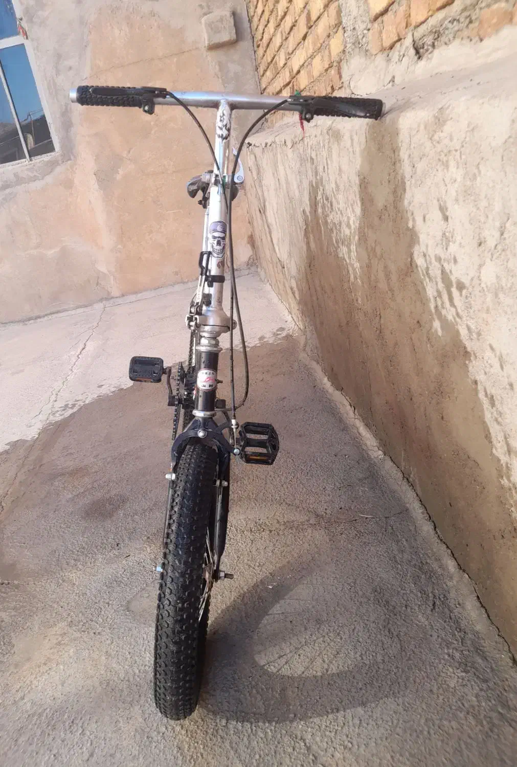 چرخ|دوچرخه، اسکیت، اسکوتر|صحنه, |دیوار