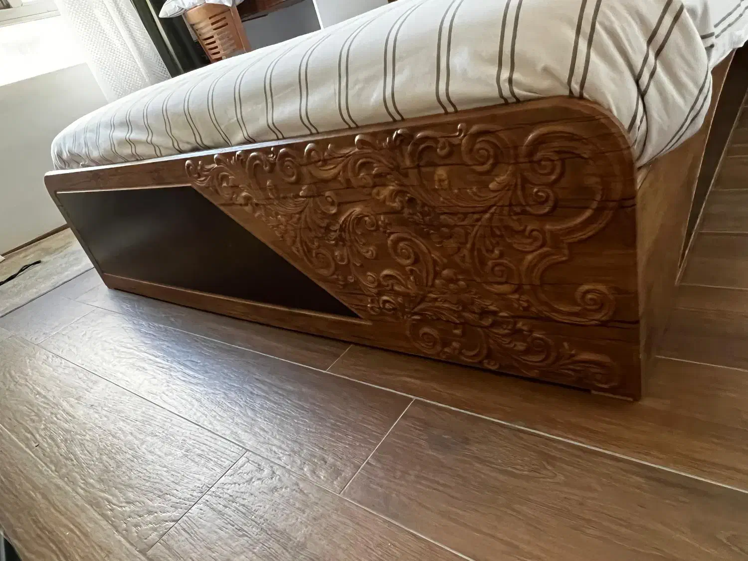 تخت و میز آرایش برند GFC کاملا سالمMDF با روکش چوب|تخت و سرویس خواب|تهران, زعفرانیه|دیوار