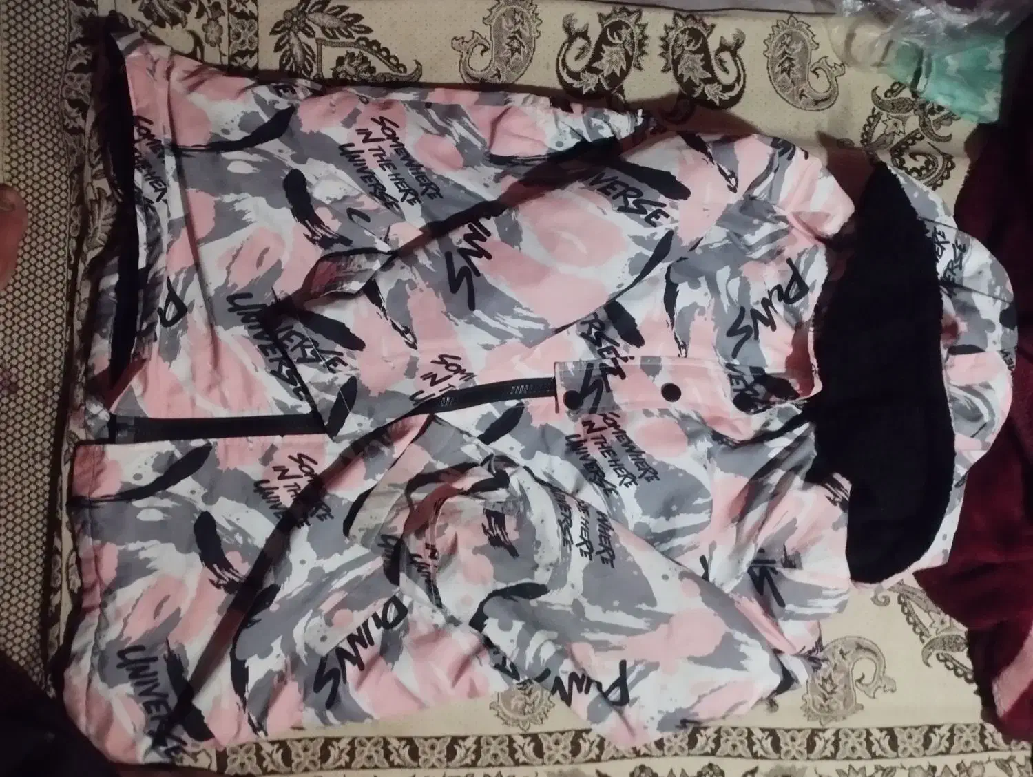 کاپشن|لباس|قم, چهار مردان|دیوار