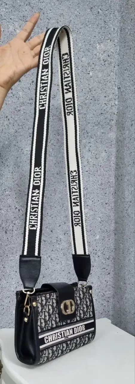 کیف زنانه|کیف، کفش، کمربند|کاشان, میدان کهنه|دیوار