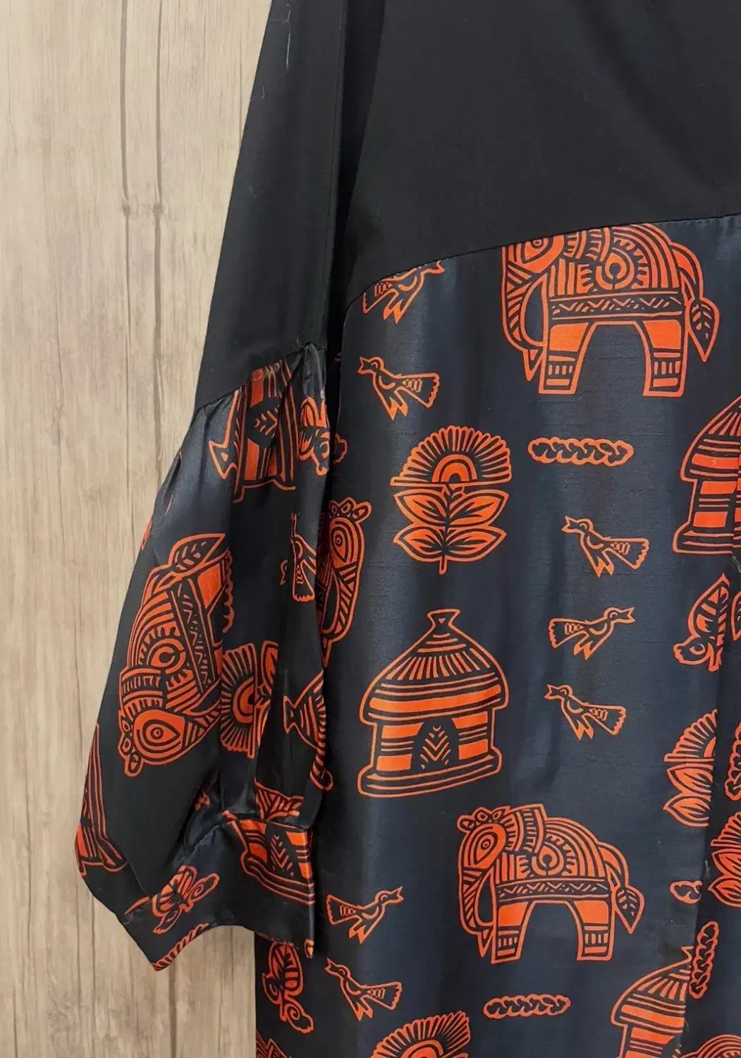 مانتو|لباس|مشهد, هفت تیر (آب و برق)|دیوار