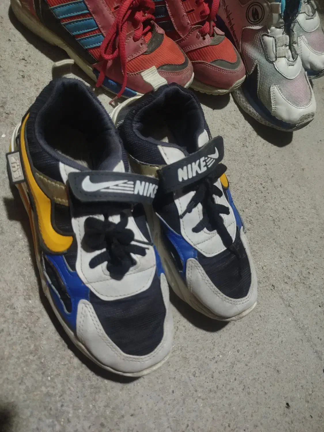 چند جفت کفش|کفش و لباس بچه|دهدشت, |دیوار