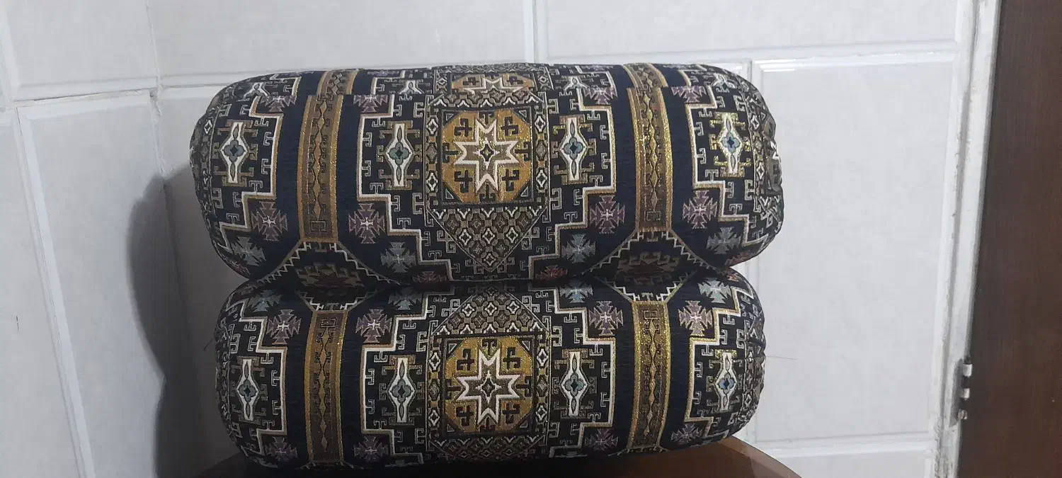 پشتی گرد|رختخواب، بالش، پتو|یزد, |دیوار