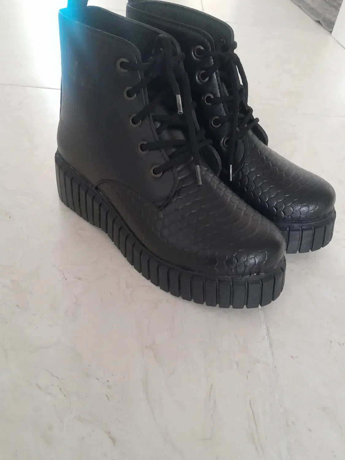 نیم بوت|کیف، کفش، کمربند|اسلام‌شهر, باغ فیض|دیوار