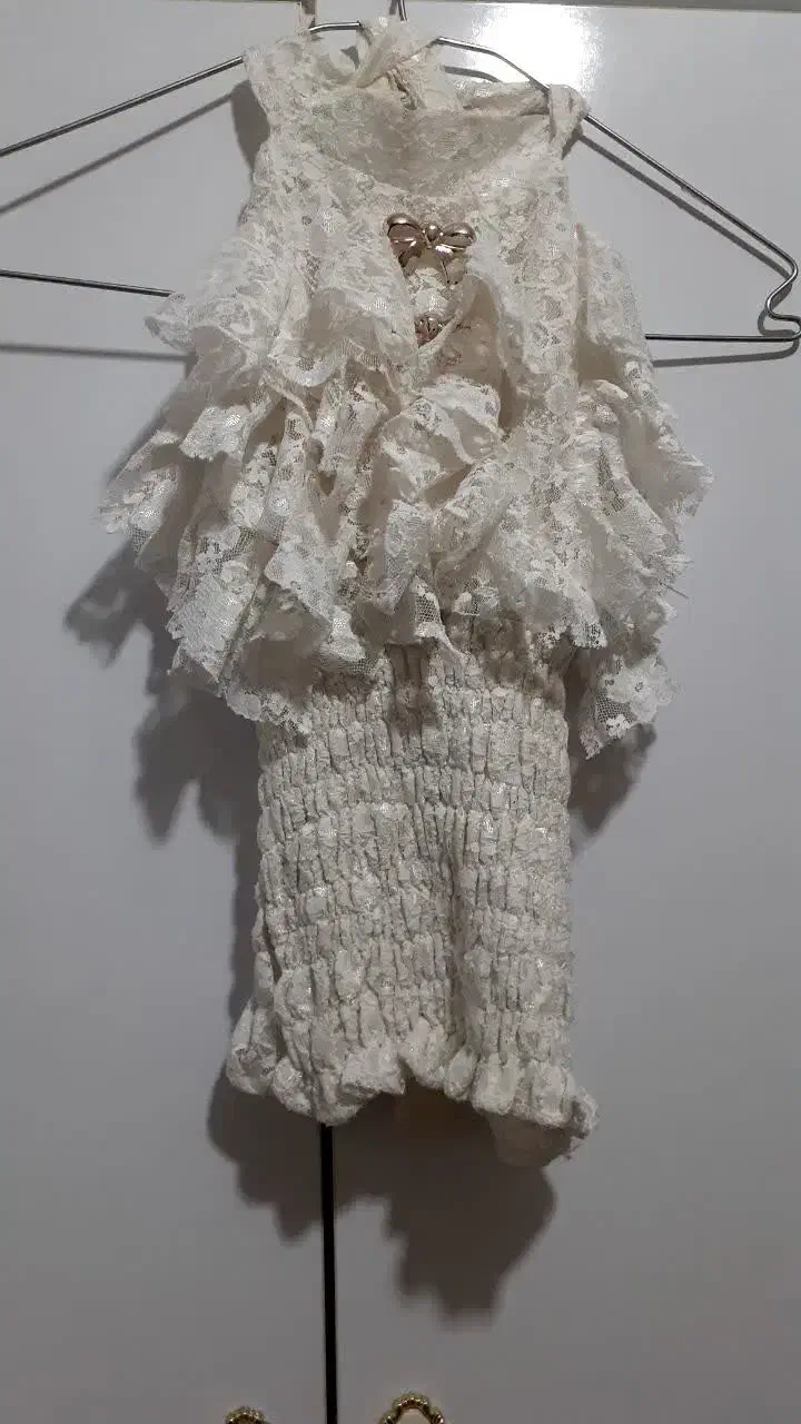 تاپ دامن|لباس|رباط‌کریم, مسکن مهر آبشناسان|دیوار