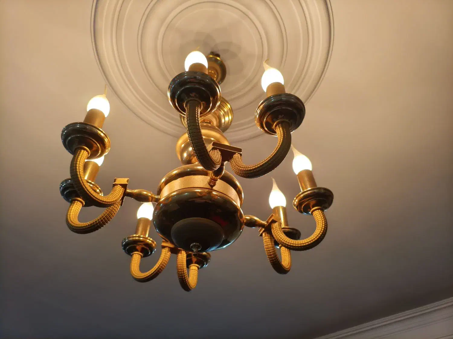 لوستر برنز ۴ شاخه ۸ شعله سه کیلویی|لوستر و چراغ آویز|تهران, باغ خزانه|دیوار