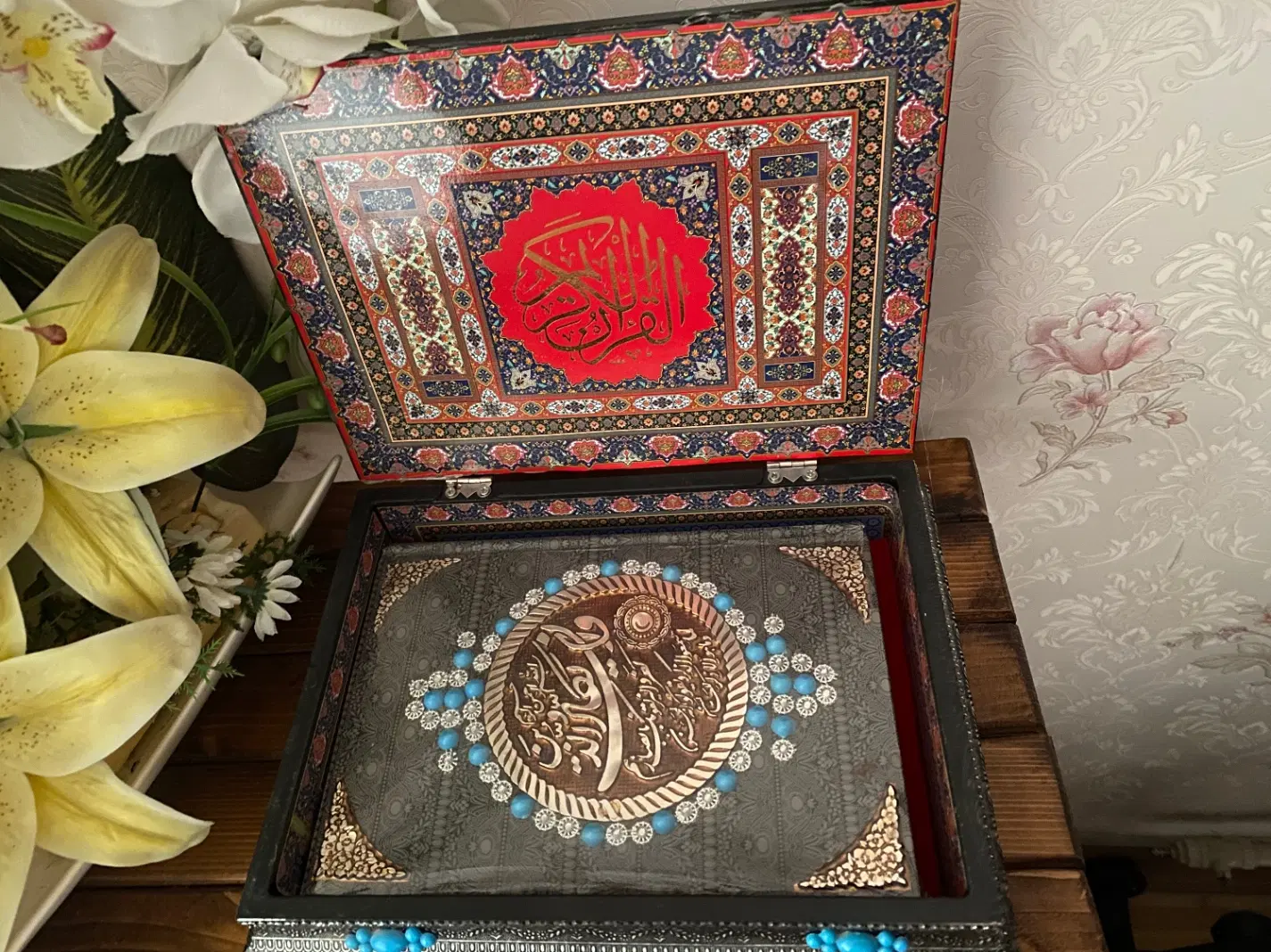 قرآن کریم نو و آکبند با قاب|کتاب و مجله مذهبی|تبریز, |دیوار