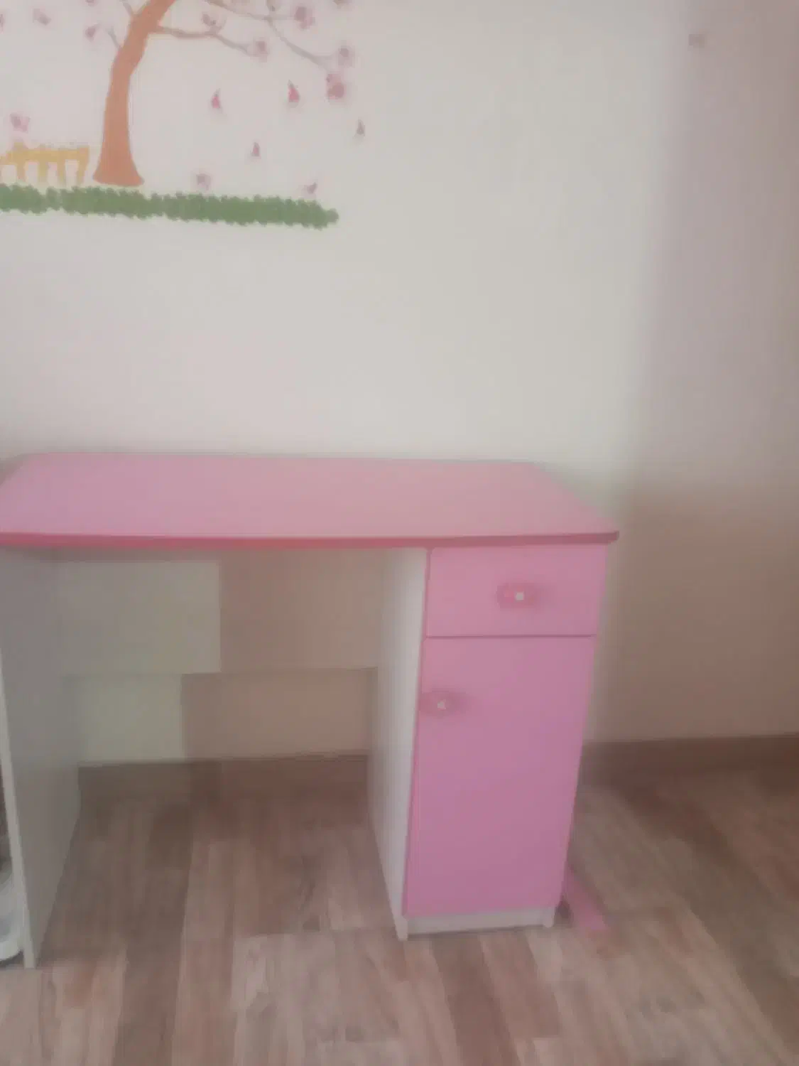 تخت ومیز تحریر  با پرده اتاق|تخت و سرویس خواب|کرج, دولت‌آباد|دیوار