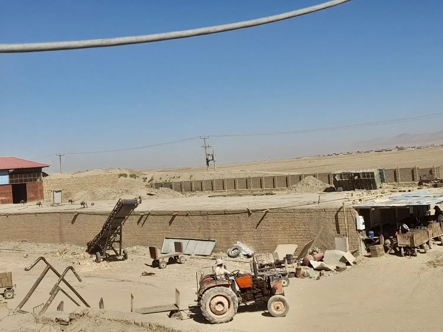 فروش یک کارخانه آجرپزی سفال ۴۰ قمیر خشکن|مصالح و تجهیزات ساختمان|شراء, |دیوار