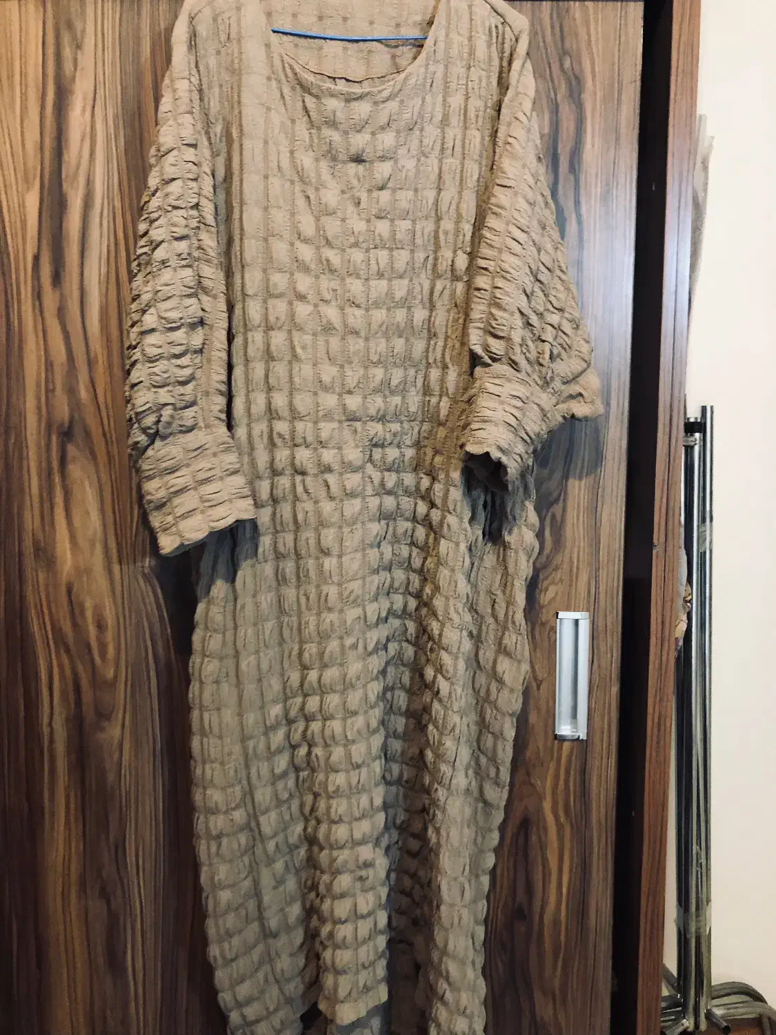 تعدادی لباس در حدنو|لباس|کیش, |دیوار