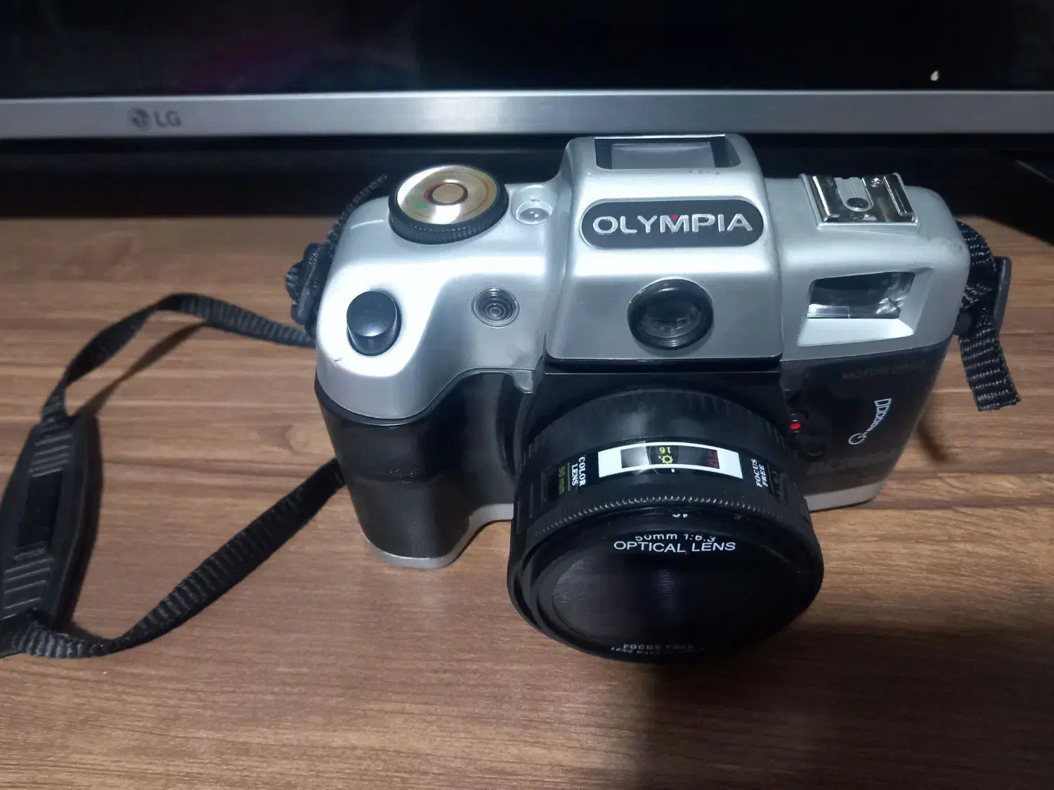 دوربین المپیا|دوربین عکاسی و فیلم‌برداری|پیر بکران, |دیوار